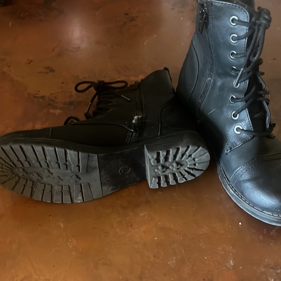 Fun booties with one inch heels - Picture 3 of 4